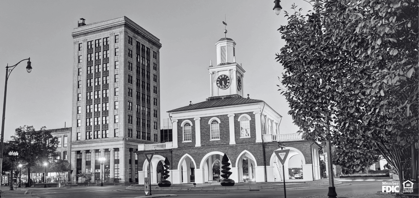 An image of the Fayetteville county court house. 